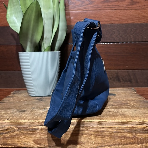 NWOT No Brand Tag Medium Navy Blue Shoulder Bag with Adjustable Strap - Picture 4 of 9